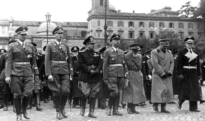 Рейнгард Гейдрих в составе немецкой делегации в Италии. Рим. 1940 г.