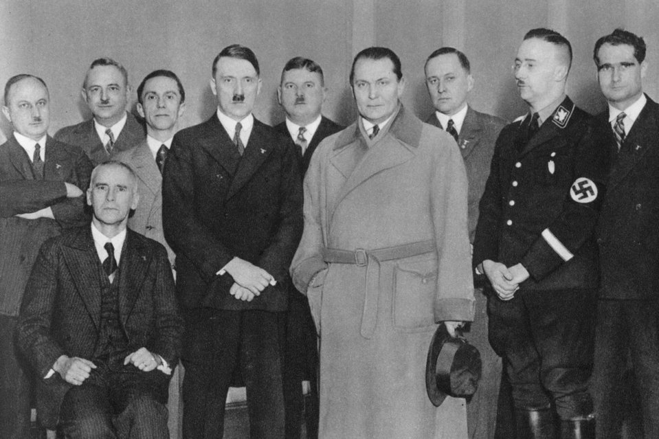 Адоль Гитлер, Йозеф Геббельс, Эрнст Рем, Вальтер Ричард Лек, Рудольф Гесс, Вильгельм Фрик, Герман Геринг и Генрих Гиммлер после победы на выборах. Берлин, 1933.