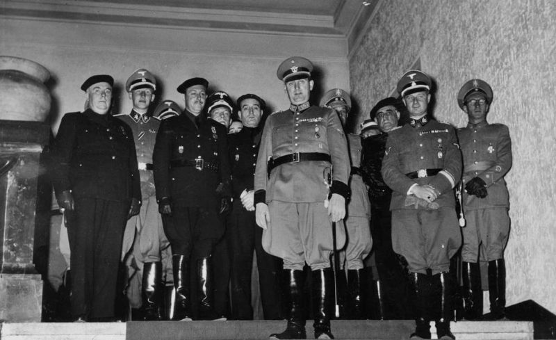 Рейнгард Гейдрих в составе немецкой делегации в Италии. Рим. 1940 г.