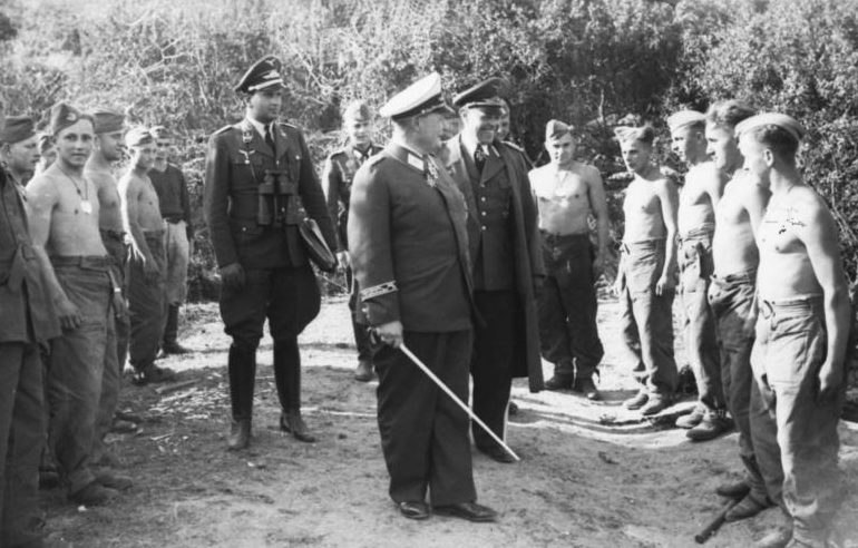 Герман Геринг и Альберт Кессельринг войска осматриваю войска. 1940 г.