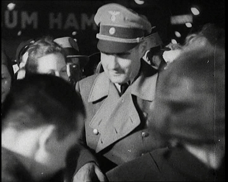 Рудольф Гесс в окружении поклонниц. 1937 г.