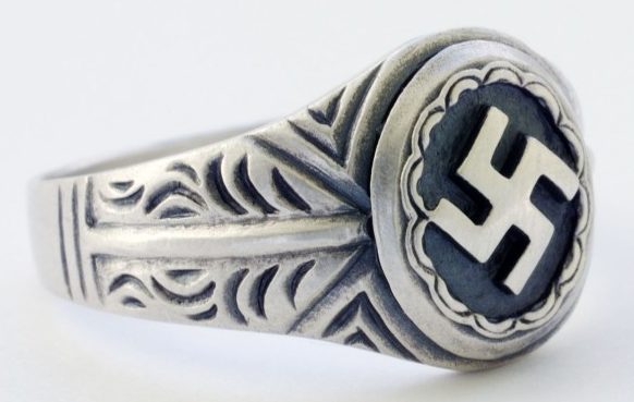 Перстни и кольца, за основу дизайна щитка которых, взята свастика. Кольца изготовлены из серебра 835-ой пробы с применением чернения. 
