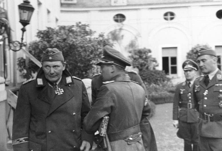Герман Геринг на Западном фронте с пилотами люфтваффе.1940г.