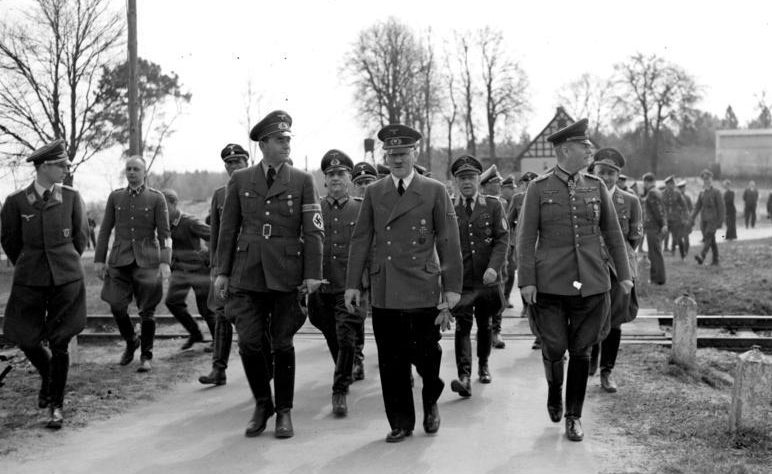 Адольф Гитлер, Альберт Шпеер, Вальтер Буле и Вильгельм Кейтель. 1942 г.