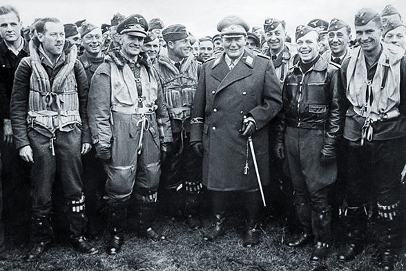 Герман Геринг среди пилотов люфтваффе. 1940 г.