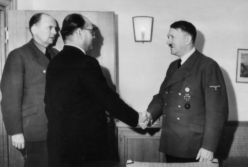 Адольф Гитлер и Субхас Чандра Бозе. 1942 г.