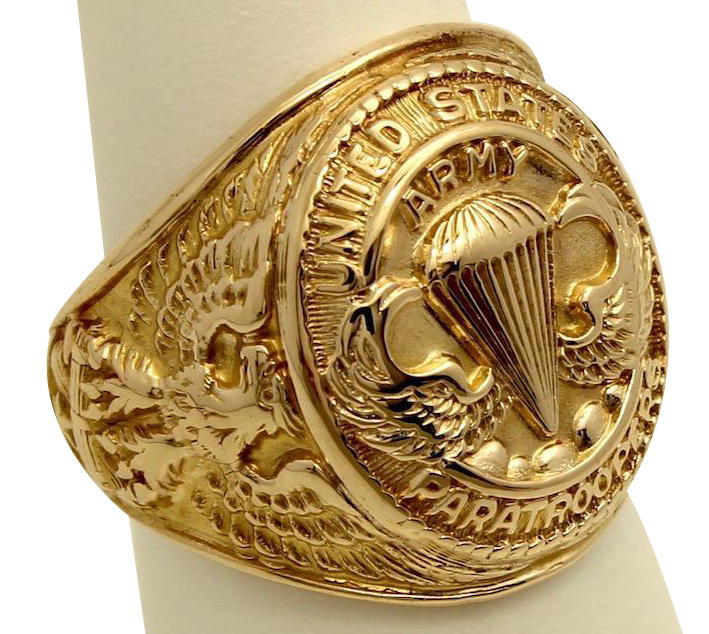 Золотое кольцо военнослужащего воздушно-десантных войск.