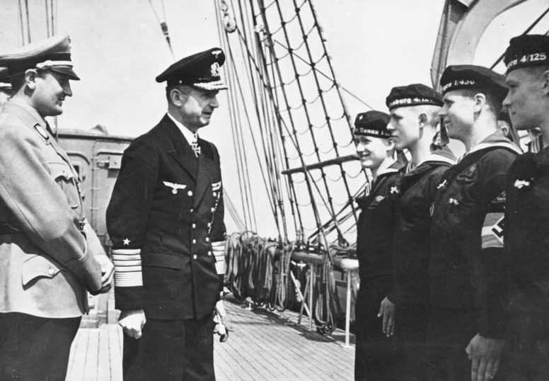 Артур Аксман и Гросс-адмирал Денниц на борту парусного учебного судна «Horst Wessel». 1943 г.