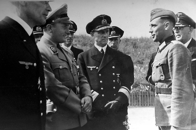 Артур Аксман во время встречи с военными моряками. 1943 г.