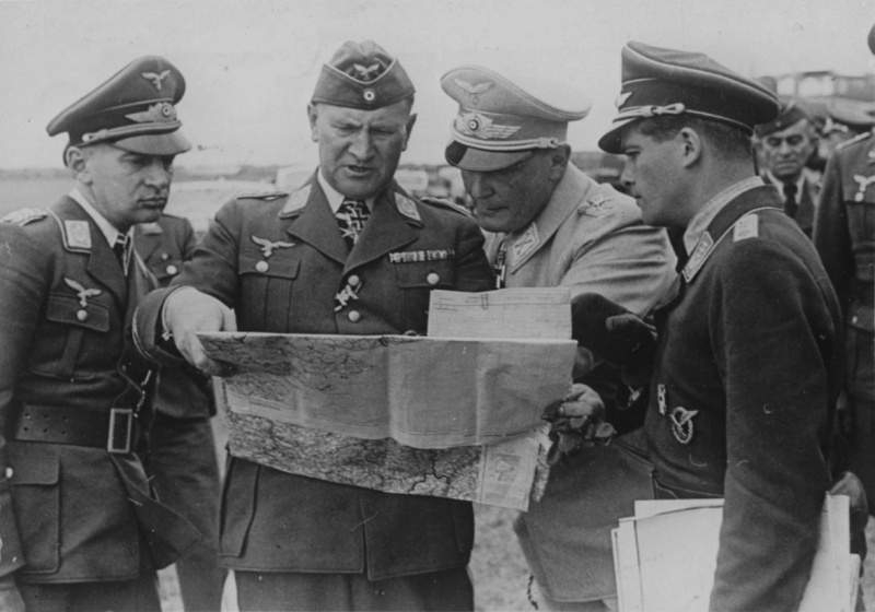 Герман Геринг, Бруно Лерцер, Ганс Ешоннек изучают карту в период Битвы за Британию. 1940 г.
