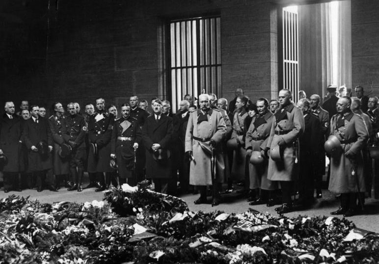 Адольф Гитлер на возложении цветов в День памяти героев. Берлин. 1934 г.
