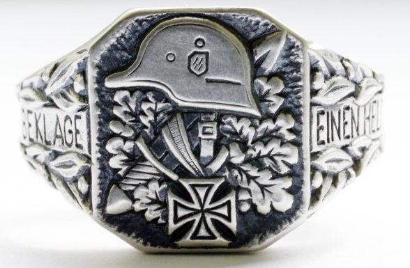 Памятные кольца с надписью по сторонам щитка «Ich Beklage Eine Helden» (Я скорблю за героем) изготовлены из серебра 800-ой пробы с применением чернения. 