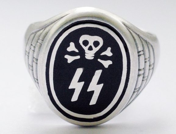 Кольцо с двойной руной «Зиг» совмещенной с черепом «мертвая голова» изготовлено из серебра 835-й пробы с применением черной горячей эмали.