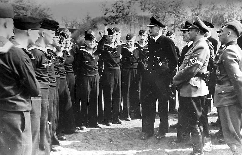 Артур Аксман во время встречи с военными моряками. 1943 г.