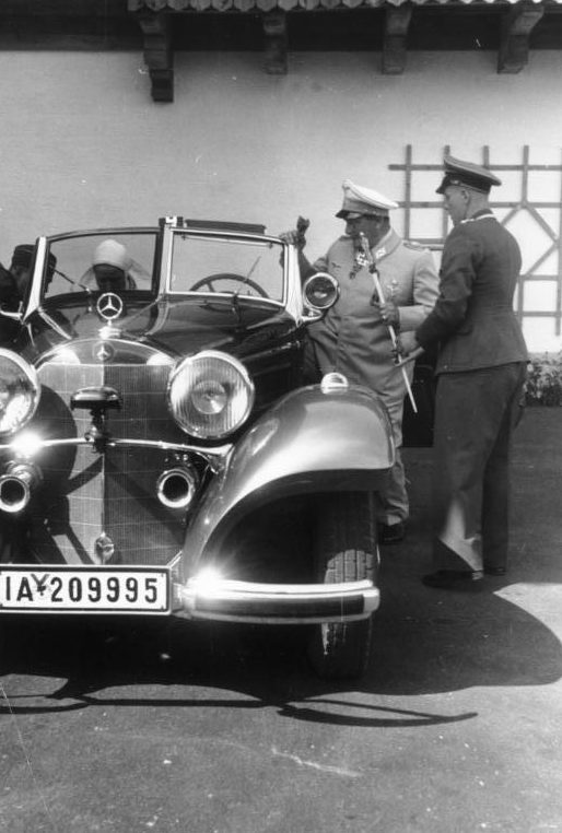 Герман Геринг осматривает новинку Мерседеса. 1940 г.