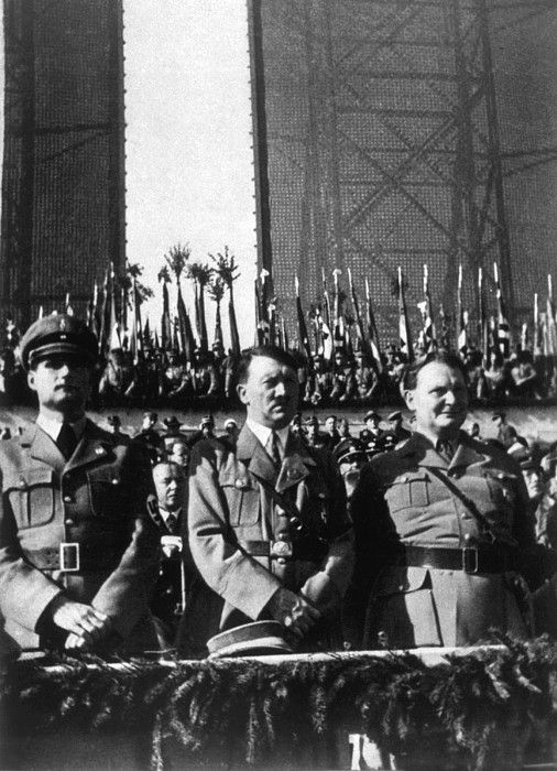 Адольф Гитлер, Рудольф Гесс и Герман Геринг на партийном съезде. 1934 г.