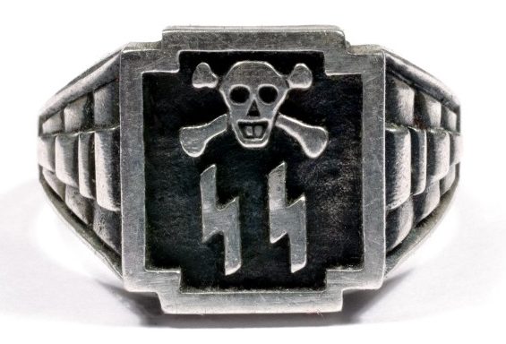 Кольца с двойной руной «Зиг» совмещенной с черепом «мертвая голова» изготовлены из серебра 835-й пробы с применением чернения.