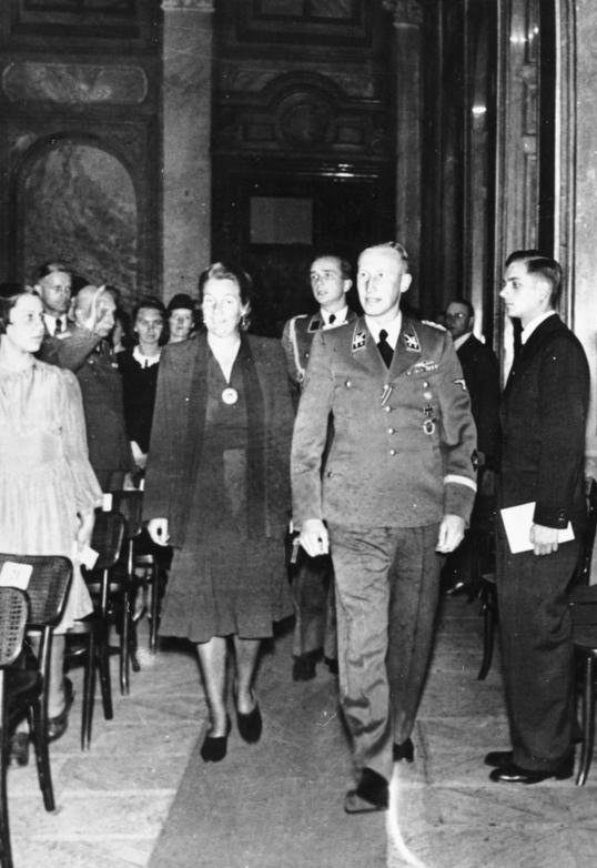 Рейнгард Гейдрих с женой. 1942 г.