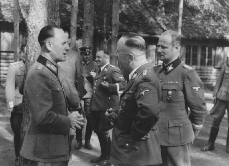 Генрих Гиммлер с офицерами в ставке «Волчье логово» 1941 г.