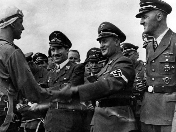 Артур Аксман с военными летчиками. 1943 г.