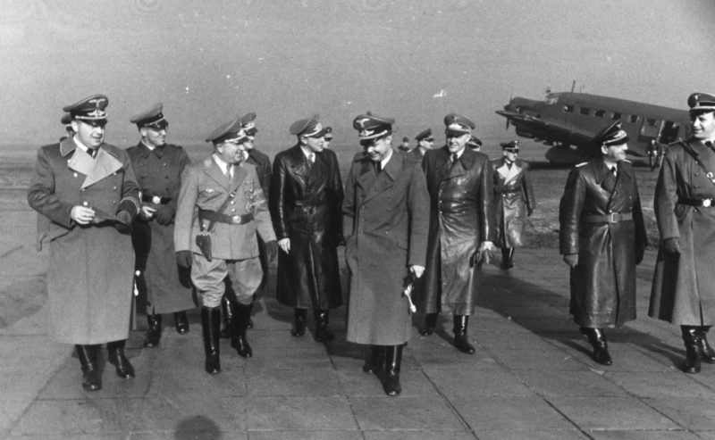 Йозеф Бюлер, Роберт Лей и Ричард Шок в сопровождении немецких офицеров в аэропорту в Кракове. 1943 г.