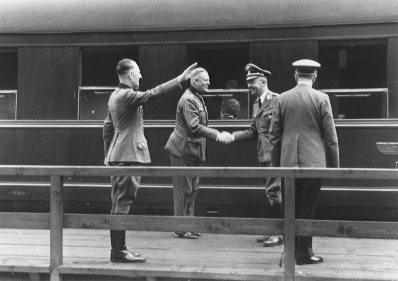 Генрих Гиммлер и Вильгельм Кейтель на железнодорожной платформе. 1941 г. 