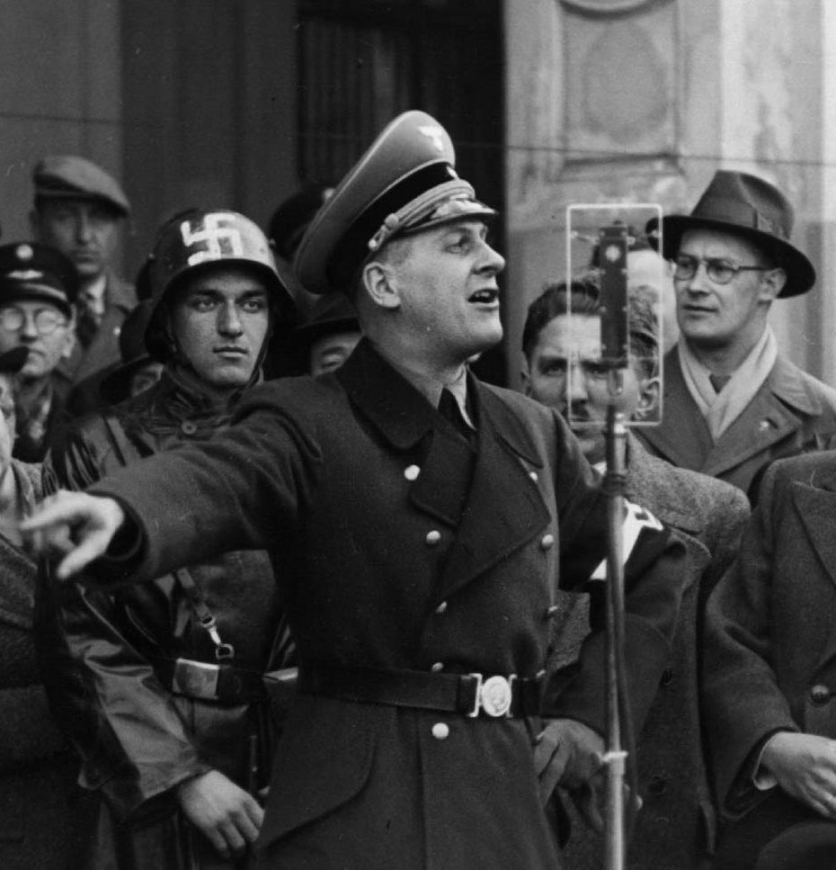 Артур Аксман во время выступления. Берлин. 1943 г.
