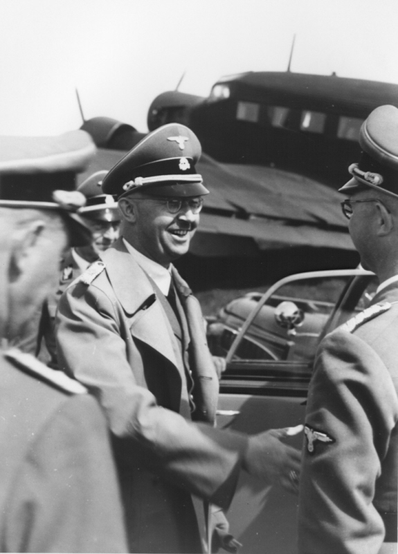 Генрих Гиммлер и Херманн Бартелс в аэропорту в Падерборн. 1942 г.