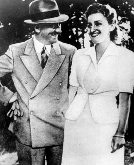 Адольф Гитлер и Ева Браун. 1943 г.