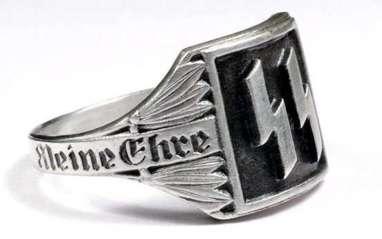 Перстень с двойной руной «Зиг» изготовлен из серебра 835-й пробы с применением чернения. По сторонам щитка наложен орнамент из лавровых листьев и размещена надпись «Meine Ehre heißt Treue» (Верность - моя честь).