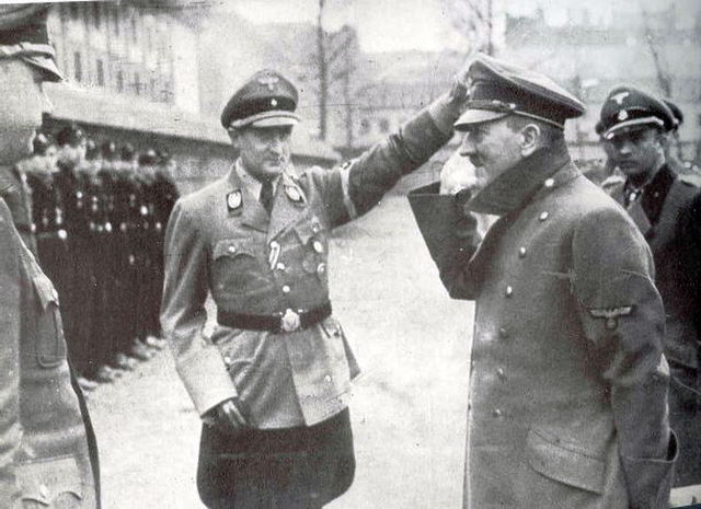 Артур Аксман и Адольф Гитлер. 1943 г.