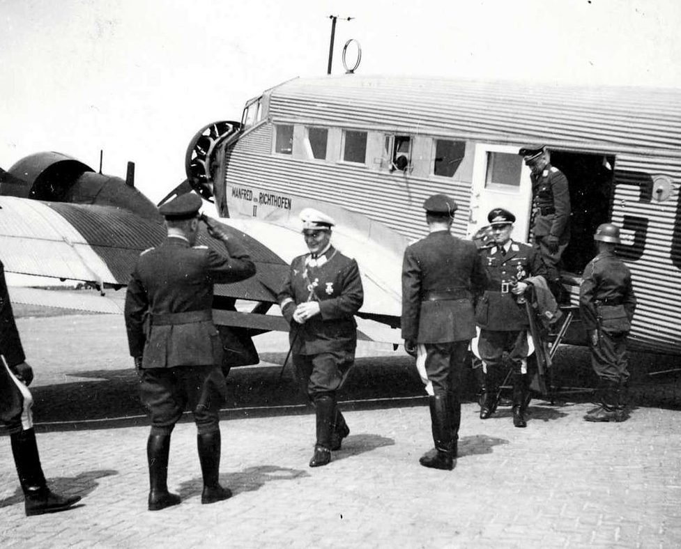 Герман Геринг на аэродроме. 1940 г. 