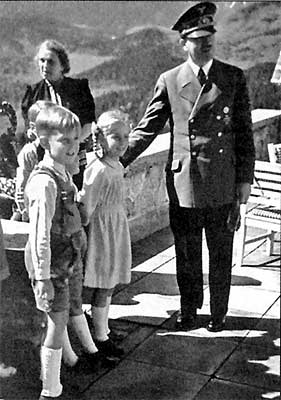 Адольф Гитлер с детьми Мартина Бормана. 1943 г.