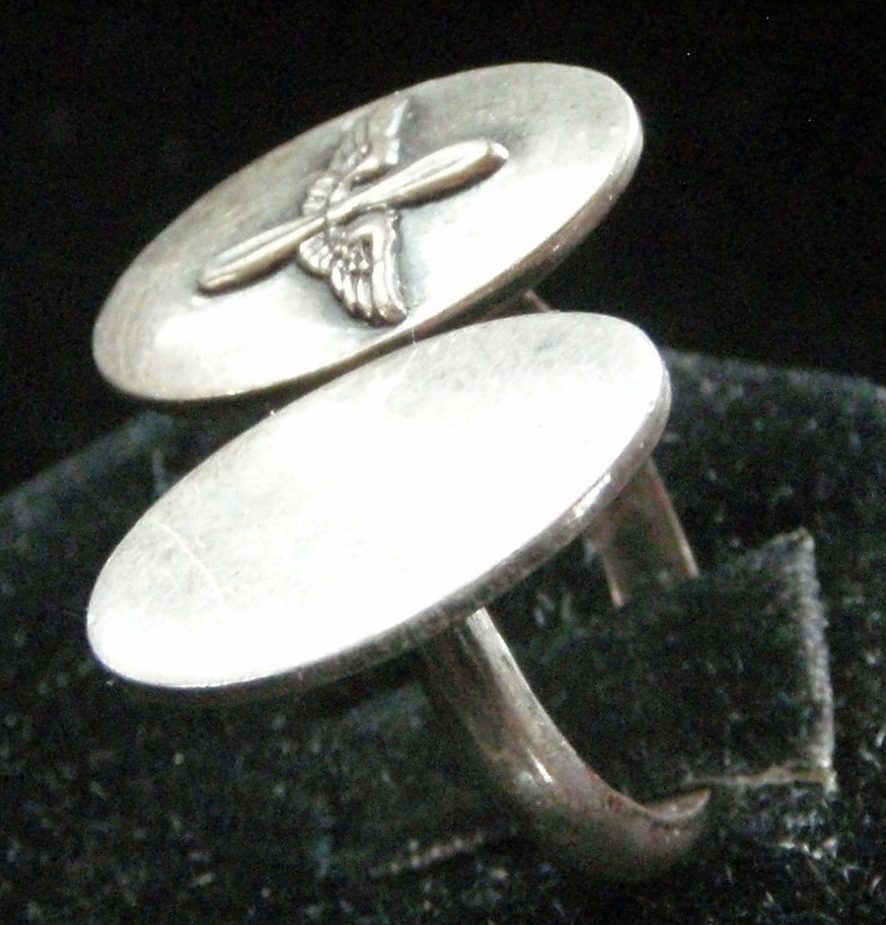Перстень военнослужащего ВВС со щитком из двух овальных пластин.