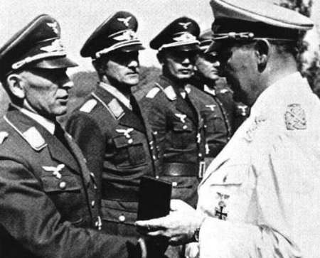 Герман Геринг вручает награду генералу Бруно Бройеру. 1940 г.