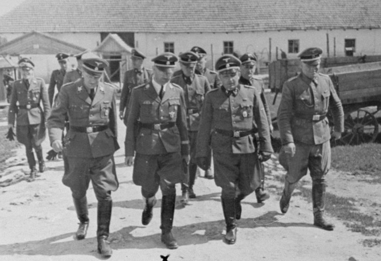 Генрих Гиммлер инспектирует еврейский трудовой лагерь в Галиции. 1942 г.