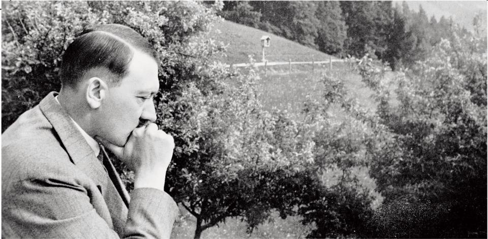 Адольф Гитлер в Берхтесгадене. 1935 г.