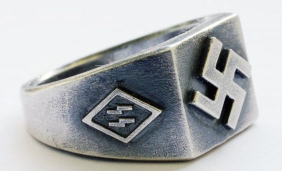 Перстни с крестами и двойной руной «Зиг» по сторонам щитка изготовлены из серебра 830-й пробы с применением чернения. 