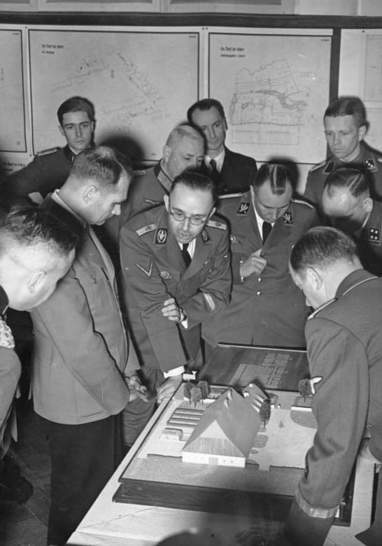 Генрих Гиммлер на совещании в ставке «Хегевальд». Украина 1942 г.