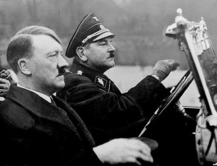 Адольф Гитлер и личный водитель Юлиус Шрек. 1936 г. 
