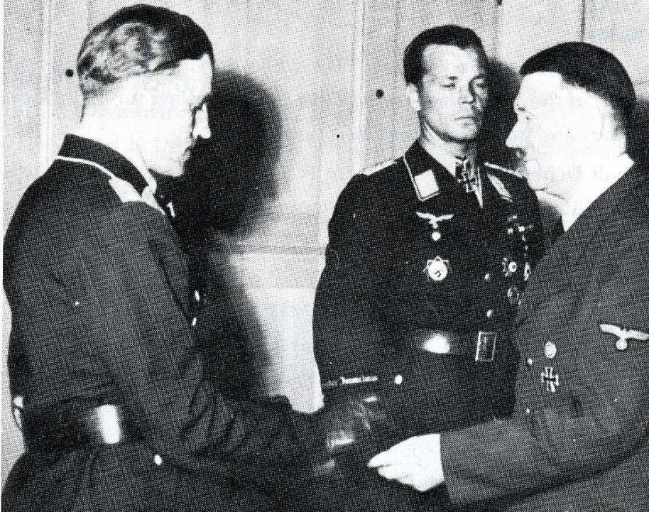 Адольф Гитлер вручает летчику Бруно Диллеи Дубовые листья к Рыцарскому кресту. 1943 г.