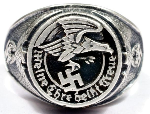 Основной элемент кольца представляет собой парящего орла, сжимающего в своих когтях свастику. На щитке надпись - надпись «Meine Ehre heißt Treue» (Верность - моя честь). Кольцо изготовлено из серебра 830-ой пробы с применением чернения.