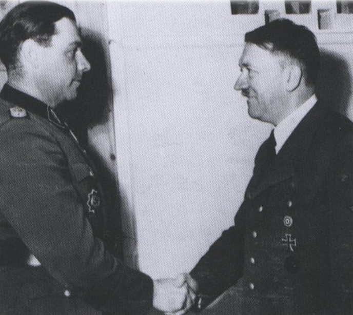 Адольф Гитлер награждает танкиста Фрица Витта. 1943 г.