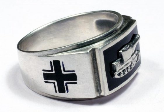 Перстень с изображением профиля немецкого тяжёлого танка «Тигр» изготовлен из серебра 835-й пробы. По сторонам щитка кольцо украшено крестами, полученными методом чернения. Поле щитка залито горячей черной эмалью.