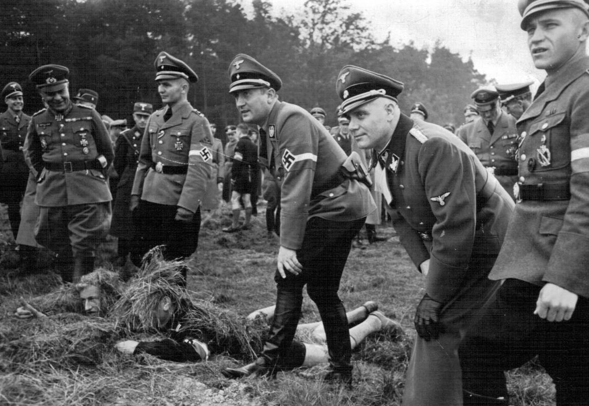 Артур Аксман во время соревнования Гитлерюгенд. 1945 г.