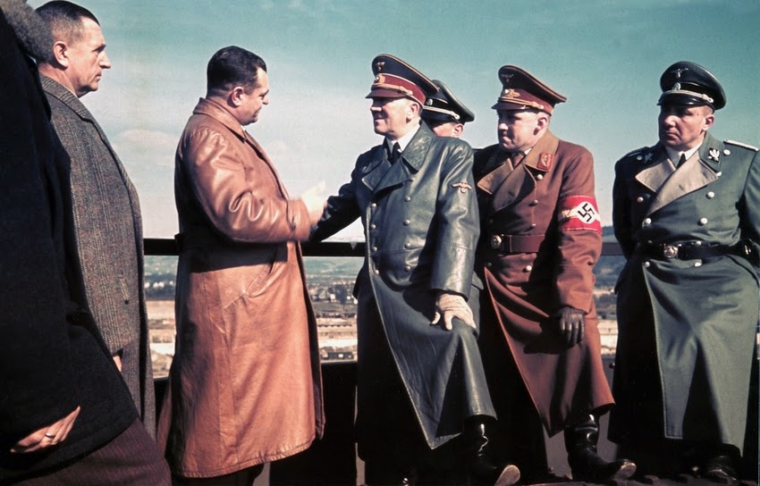 Адольф Гитлер с промышленниками Австрии. 1943 г.
