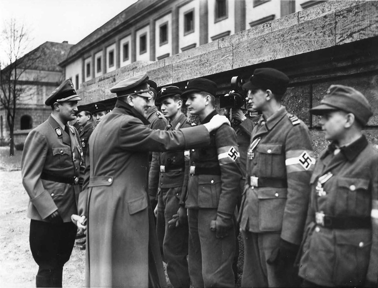 Артур Аксман и Адольф Гитлер с членами Гитлерюгенд. Берлин. 1945 г.
