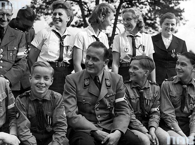 Артур Аксман с членами Гитлерюгенд. Берлин. 1945 г.
