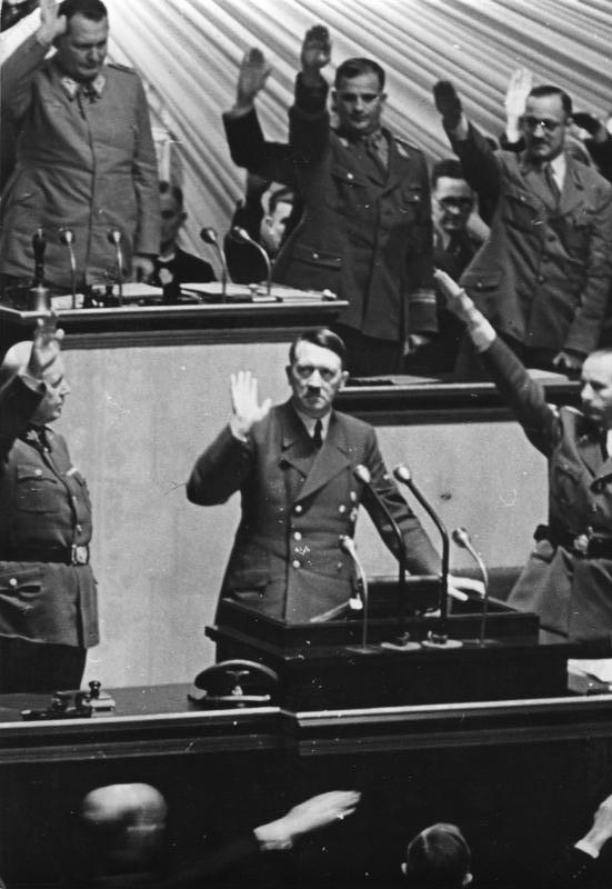 Герман Геринг председательствует на заседании Рейхстага. 1941 г.