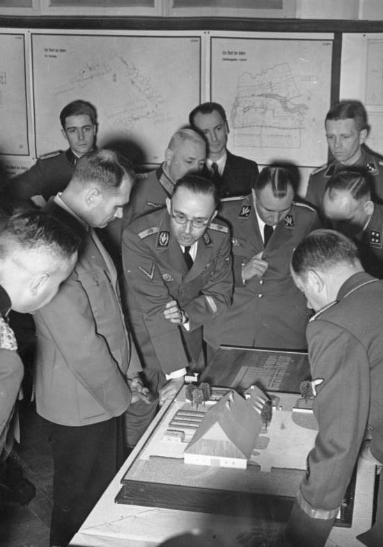 Рудольф Гесс и Генрих Гиммлер на выставке «планирование и строительство на Востоке». Берлин. 1941 г.